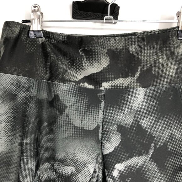 Onzie Capri Yoga Weave leggings in grey black petunia print SP cross cross hems - Picture 13 of 16